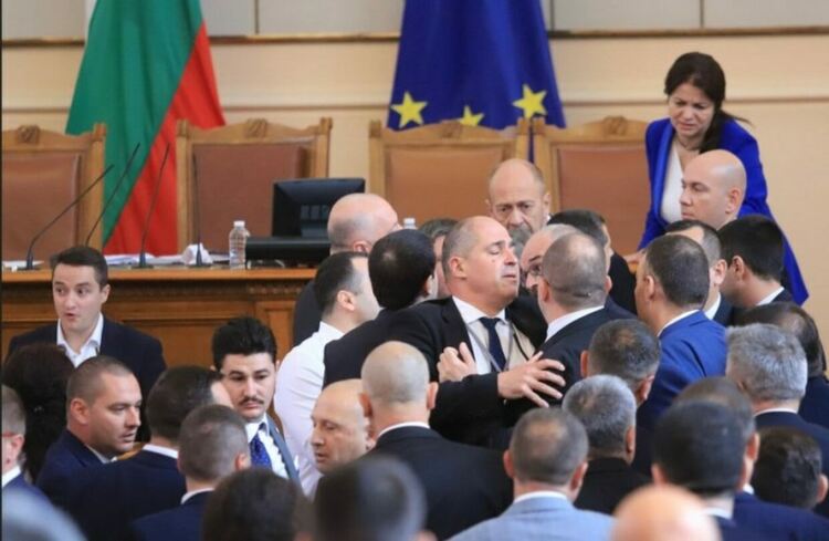 17 депутати с наказания заради саморазправата в парламента