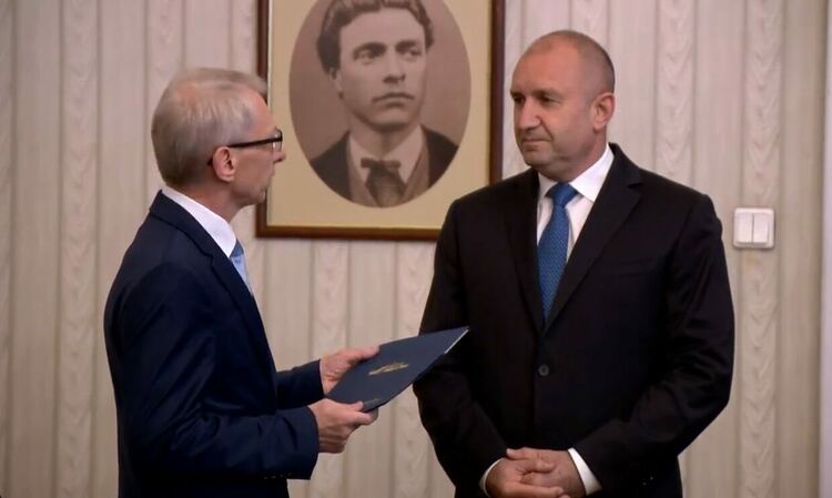 Акад. Николай Денков върна на президента Румен Радев втория мандат изпълнен