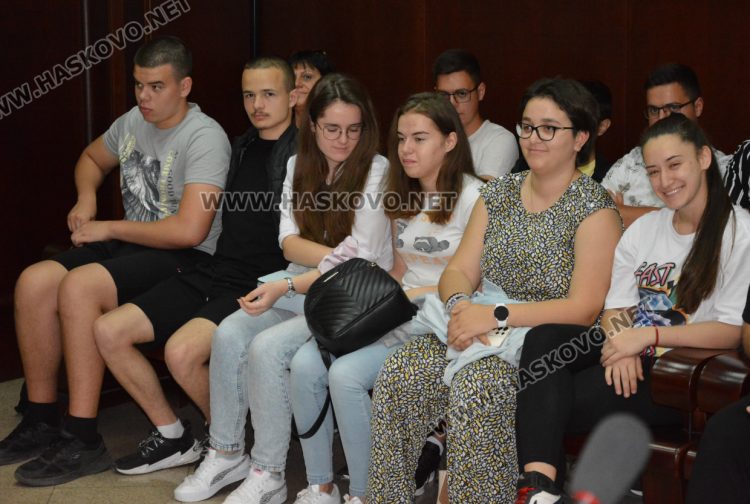 Ученици слушаха лекция за административното правосъдие, нарушения и наказания