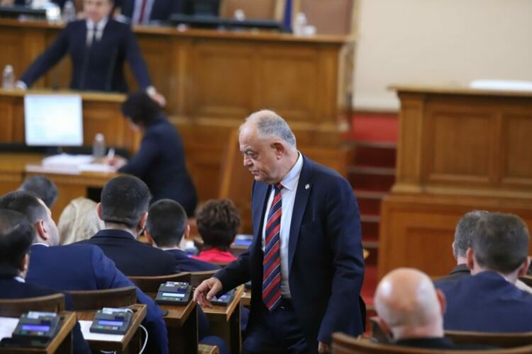 Депутатите обсъждат създаването на комисия за имунитетите на Борисов и Петков