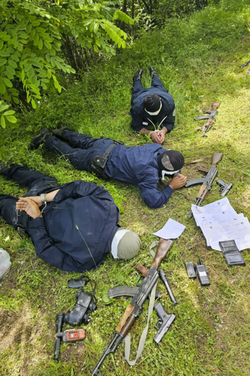 Сръбски съд обвини задържаните косовски полицаи в трафик на оръжие