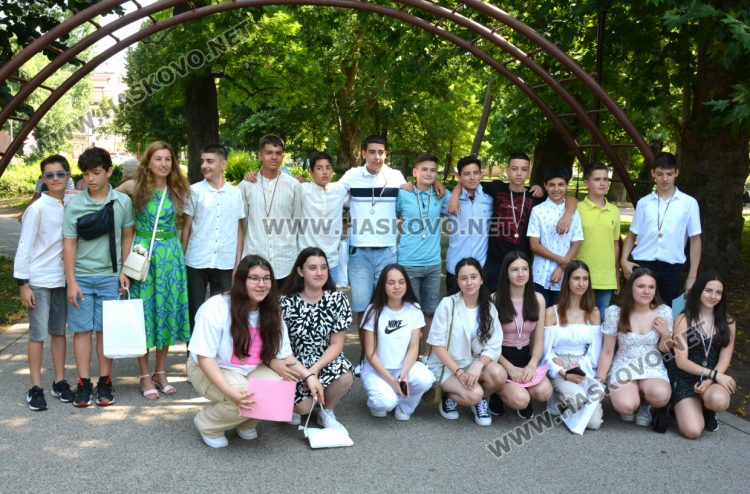 99 седмокласници от „Климент“ се дипломираха, 14 са пълните отличници