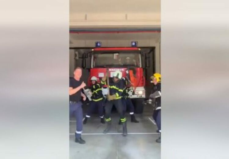 Пожарникари от Казанлък танцуват за своя малка фенка