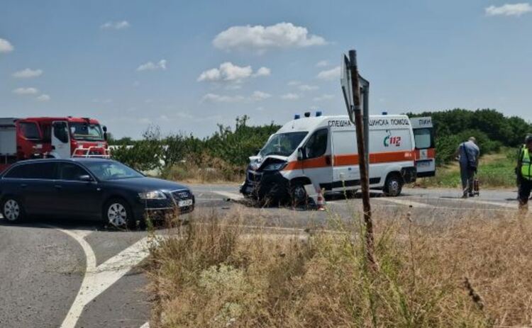 Тежка катастрофа с линейка в Сливенско, двама загинаха