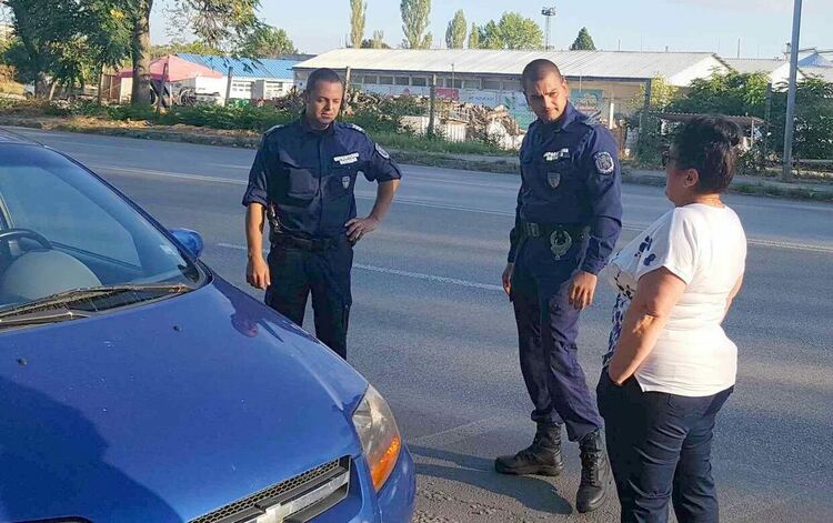 Отличиха димитровградските полицаи, помогнали на жена на околовръстното в града