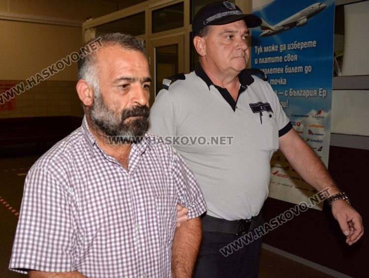 Тираджия се опита да подкупи полицай и нелегално да транспортира роднини 