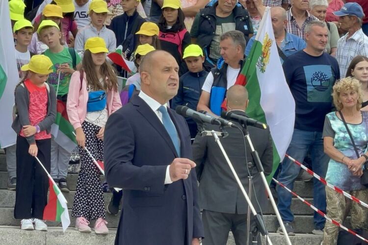 "Страстна лоялност към Кремъл". Как Румен Радев събра 30 обвинения към кабинета само в 11 минути