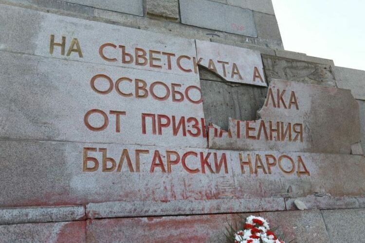 Тази вечер в 18 часа: Всеки с чук в ръка за обща снимка пред Паметника на съветската армия