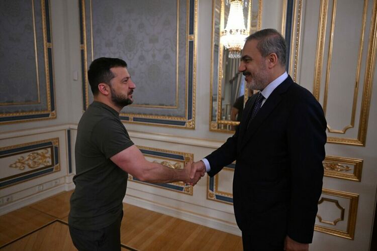 Зеленски се срещна с Хакан Фидан в Киев