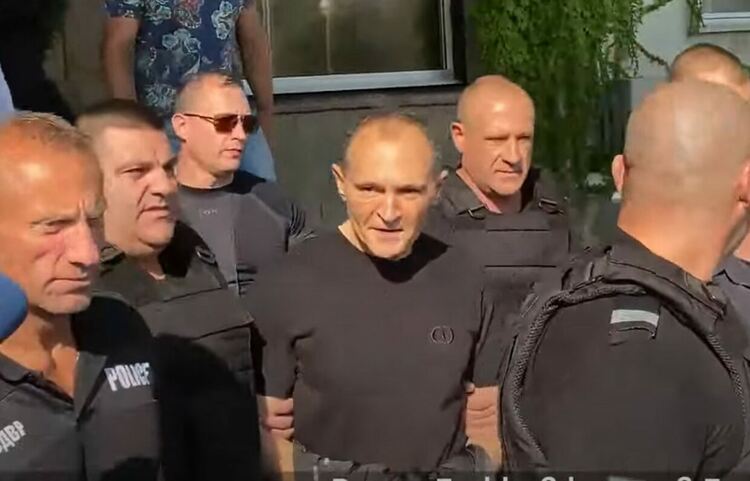 "Имам среща с бухалките": Васил Божков беше арестуван на летището в София