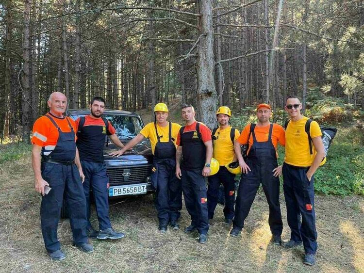 Доброволците на община Асеновград помагат в гасенето на пожара над Хвойна