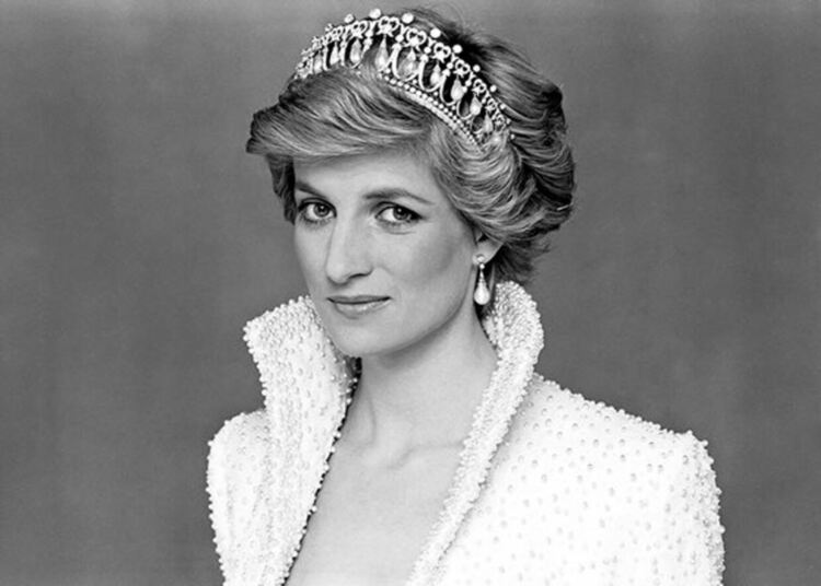 На 31 август 1997 г. при автомобилна катастрофа в Париж загива принцеса Даяна