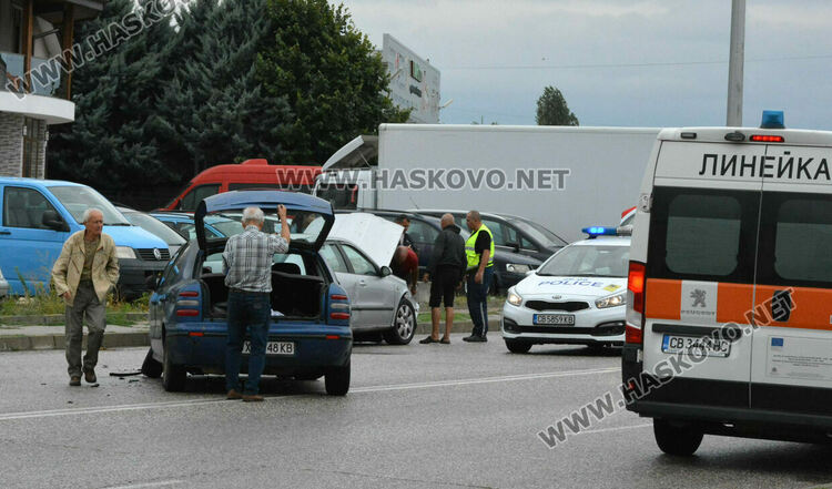 Две коли се разбиха в Хасково заради забранен завой
