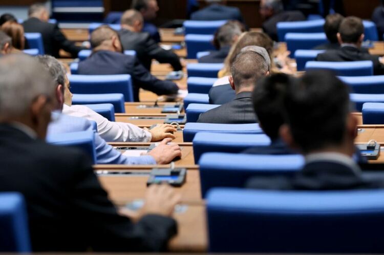 Депутатите направиха ротация в ръководството на правната комисия в парламента