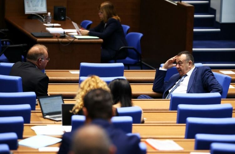 Депутатите разглеждат годишните доклади на службите при закрити врата