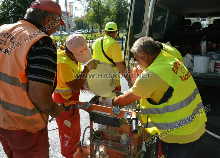 Отново затвориха „Раковски“ за полагане на маркировка, но в платното към центъра