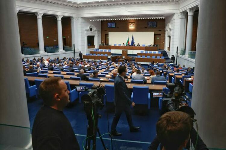 Парламентът отхвърли предложените от БСП промени доходите на младите хора до 26 г. да са необлагаеми