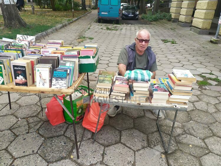 Майки в Кърджали даряват на децата си за първия учебен ден книжки от антиквар,нямат пари за нови