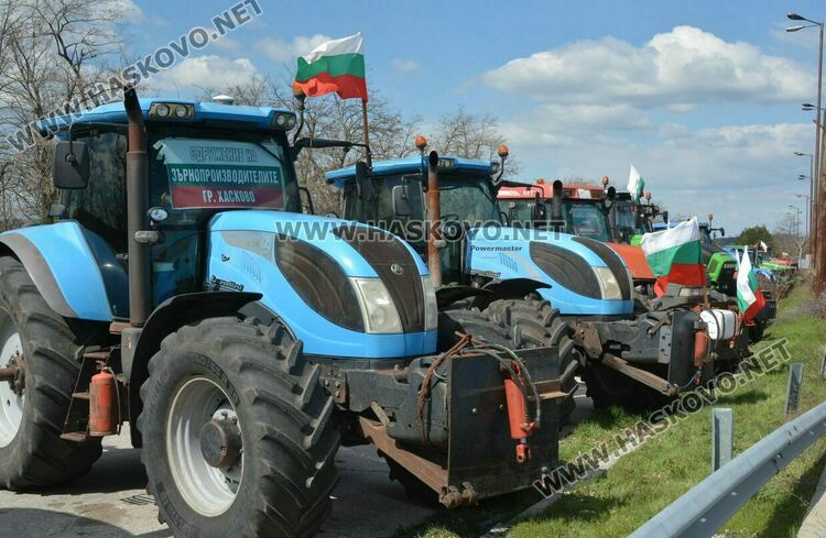 Земеделците блокират възлови пътни отсечки в протест срещу вноса от Украйна