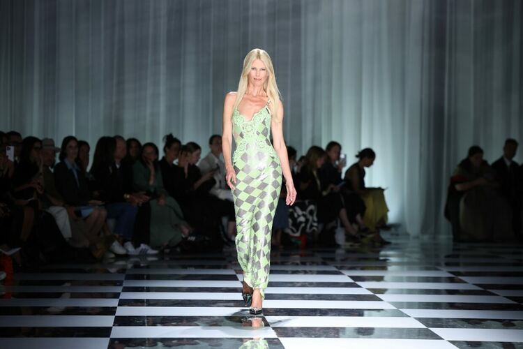 Клаудия Шифър и плеада звездни модели дефилират с новата колекция на Versace