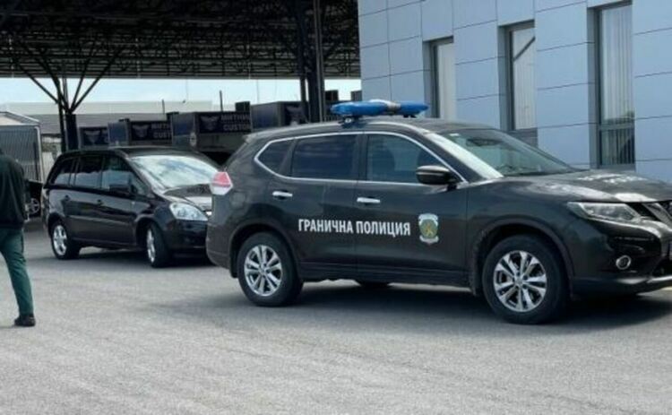 До края на деня забраняват влизането на руски коли