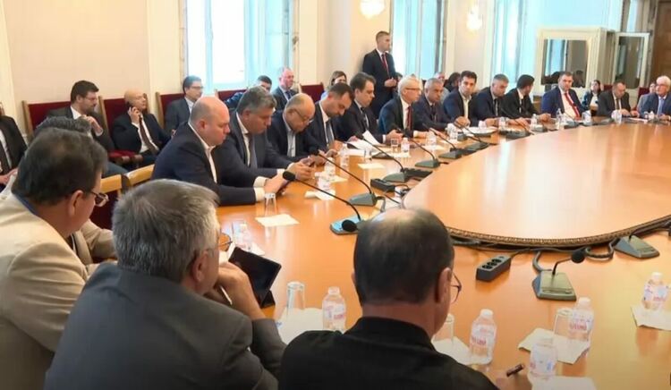 Кабинетът публикува пълен запис от срещата с енергетиците