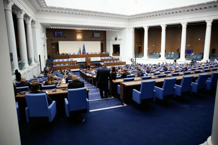 Остри реакции на Борисов и Пеевски, след като Тагарев заяви, че паралментът пропуска сроковете за бойните машини "Страйкър"