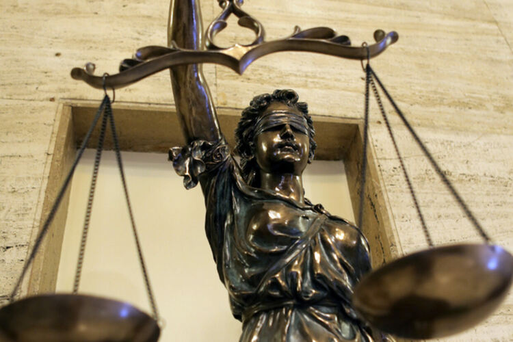 Служител в инкасо фирма открадна 11 пистолета