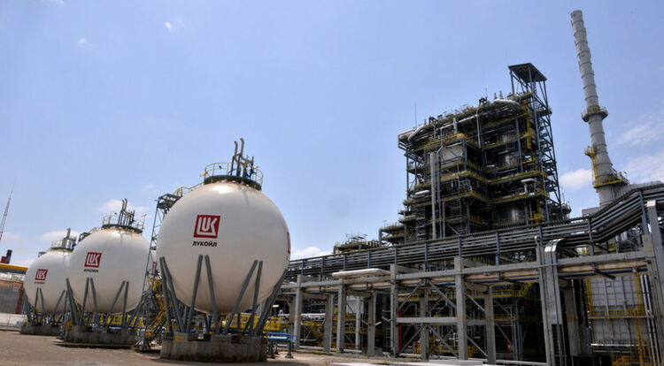 Синдикатите в рафинерията „Лукойл-Нефтохим" се събраха извънредно