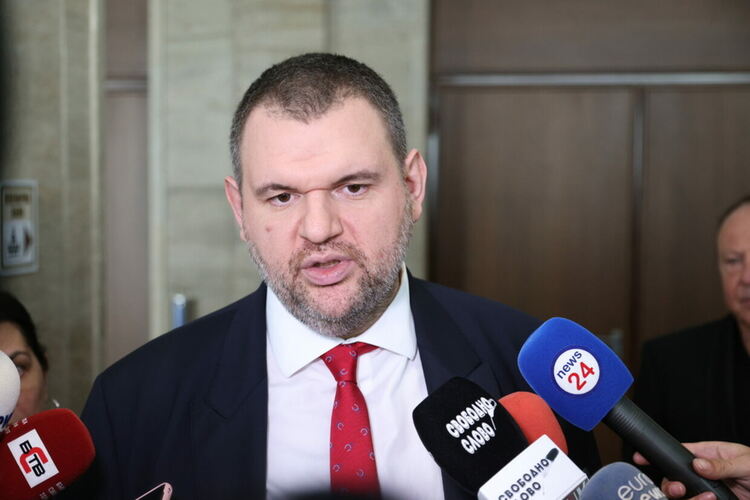 Пеевски изненадан, че "Лукойл Нефтохим Бургас" не дължат никакви данъци на България