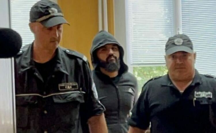Насилникът, който наряза с макетно ножче Дебора Михайлова, остава в ареста