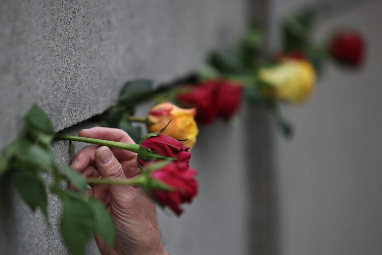 Германия отбелязва 34-ата годишнина от падането на Берлинската стена