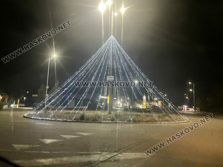 В Хасково грейна първата коледна украса