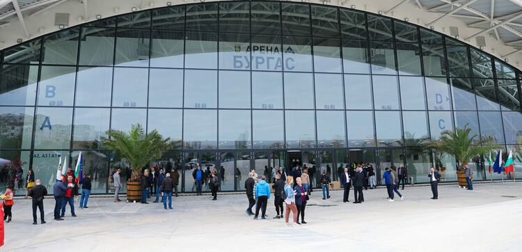 Позлатената от държавата "Арена Бургас" е негодна за спорт