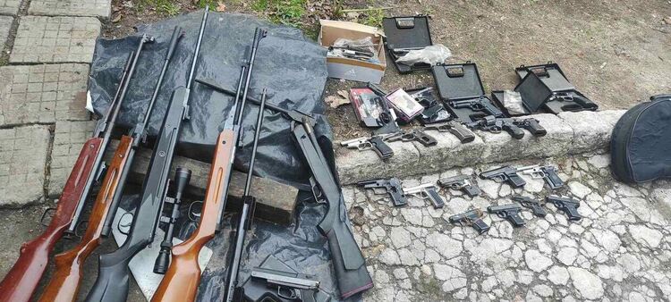 Задържаха мъж с голямо количество незаконно оръжие и боеприпаси в Димитровград