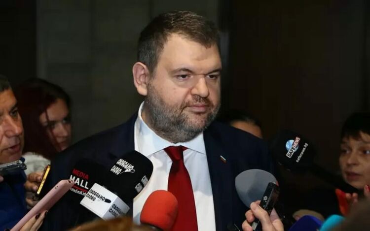 Пеевски замеси и оръжеен търговец в сагата с „ЛУКойл“