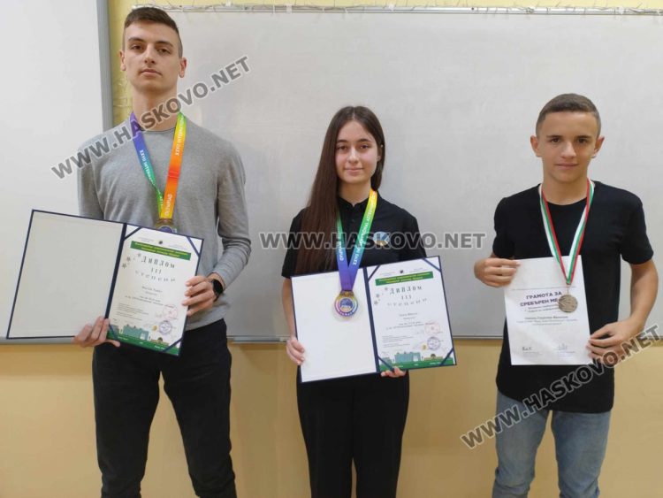 Посрещнаха в ПМГ медалистите от олимпиадата по астрономия и първенство по информатика