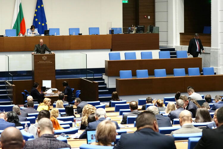 Парламентът отхвърли ветото на президента за безвъзмездното предоставяне на бронирана транспортна техника на Украйна