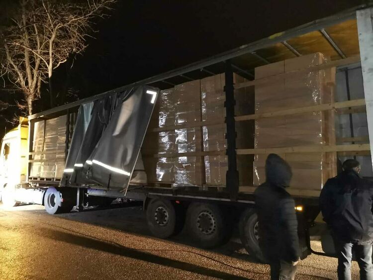 Над 8 млн. цигари без бандерол разкрити в паркиран тир в складова база в Хасково