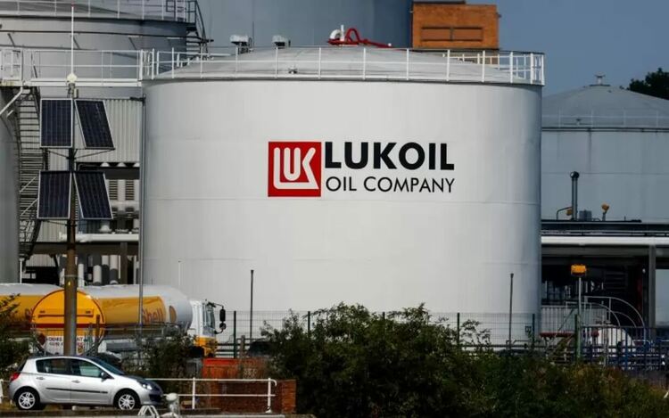 „Лукойл Нефтохим“ от месеци купува руски петрол на цени над тавана