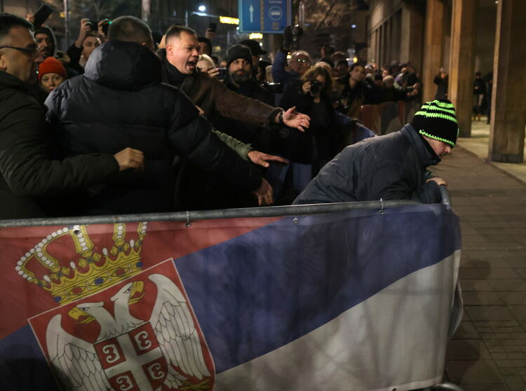 Втора вечер на протести в Белград след победата на досегашните управляващи