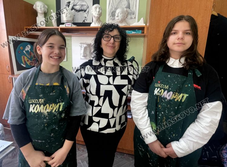 „Колорит“ с призови места в национален конкурс, подариха картини на деца с увреждания