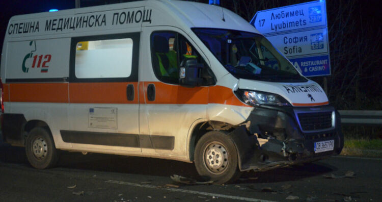 Водачка на Тойота се заби в линейка с пострадали при катастрофа
