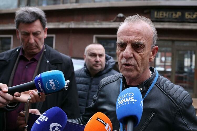 Щафетна гладна стачка: Служители на Спешната помощ в София излизат на протест