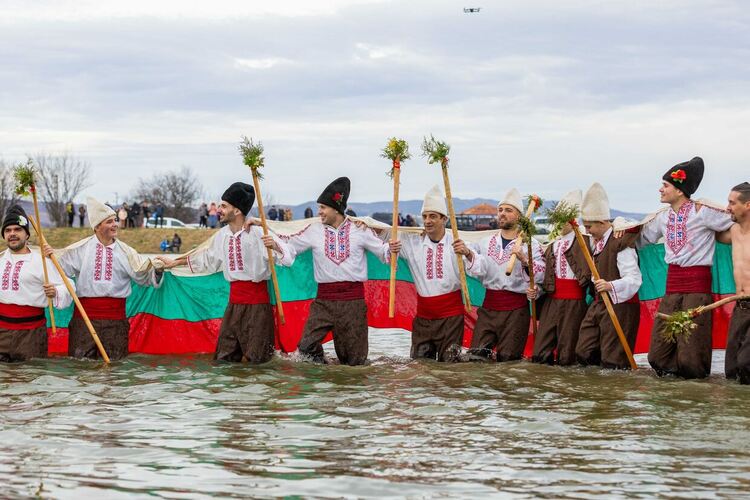 Кметът на община Радомир поведе мъжкото хоро във водите на яз. Върбица по случай Йордановден