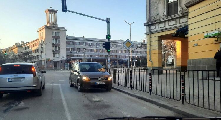 Ще накажат ли шофьора, който безочливо блокира кръстовище в Димитровград