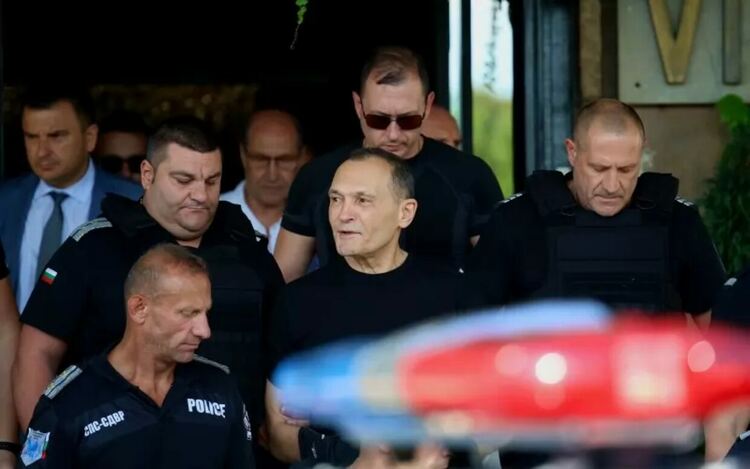 Защо МВР закачи Васил Божков към Алексей Петров?