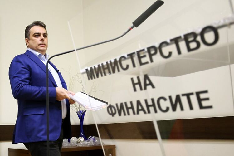 „Една жълта история. Аз не мисля, че има скандал“. Асен Василев очаква да остане министър след „Чаталджагейт“