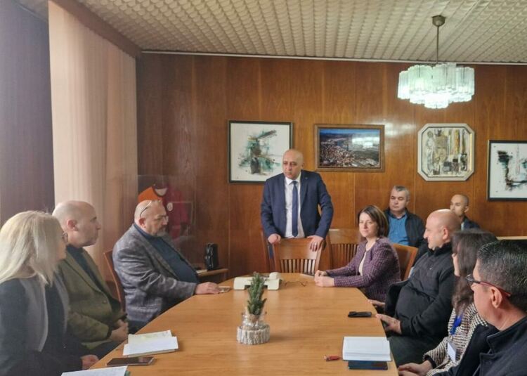 Ерол Мюмюн се среща с хотелиери по повод предстоящото провеждане на престижно състезание по английски език в Кърджали
