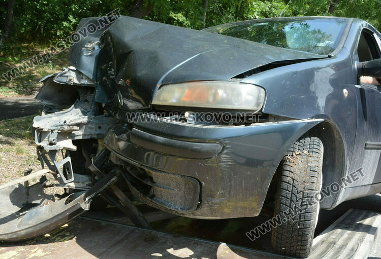 Пиян водач се заби в дърво, шофьор удари две паркирани коли 